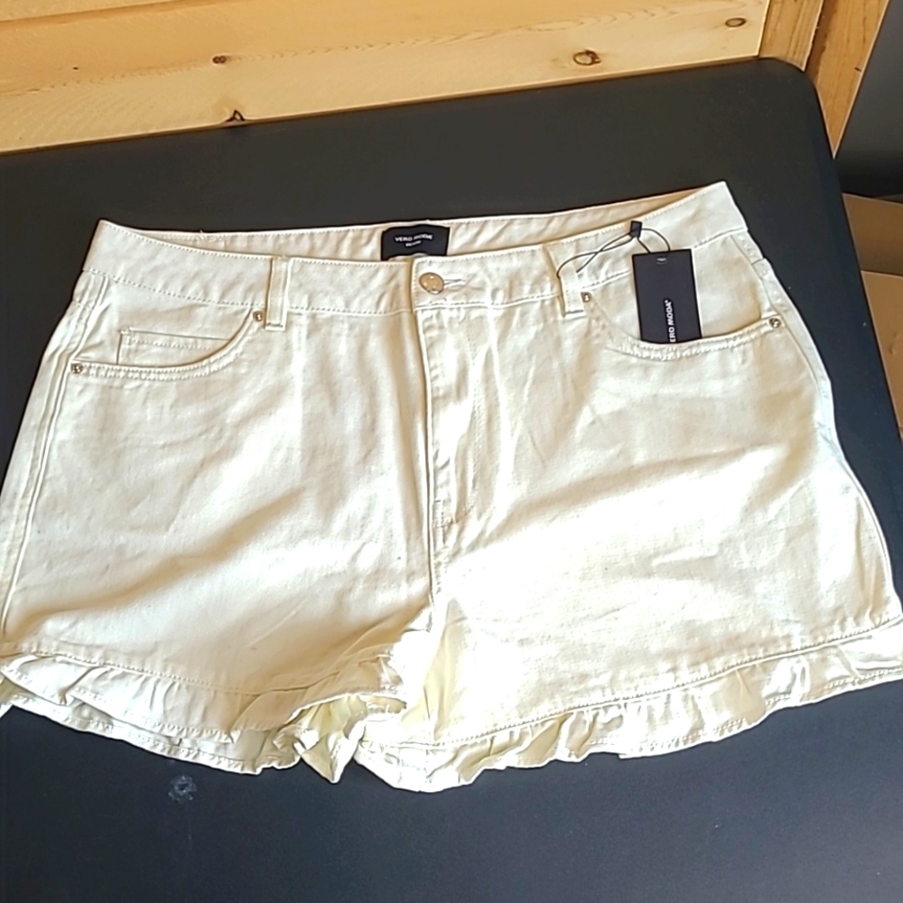 NWT VERO MODA OFF WHITE SHORTS youth/teen XL